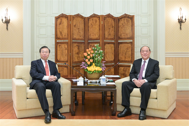 2024年2月26日，澳門特區(qū)行政長(zhǎng)官賀一誠(chéng)會(huì)見國(guó)藥集團(tuán)黨委書記、董事長(zhǎng)劉敬楨一行，雙方就推動(dòng)大健康產(chǎn)業(yè)發(fā)展、橫琴粵澳深度合作區(qū)建設(shè)等議題交換意見-1.jpg
